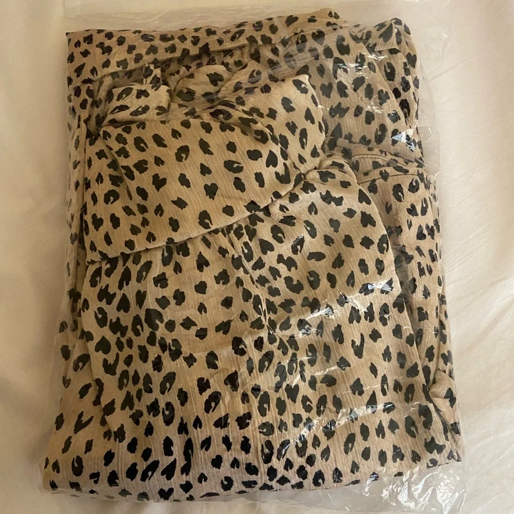 Dress, khaki leopard print, flown swing pleated hem, deep v neck,polyester - Picture 4 of 9